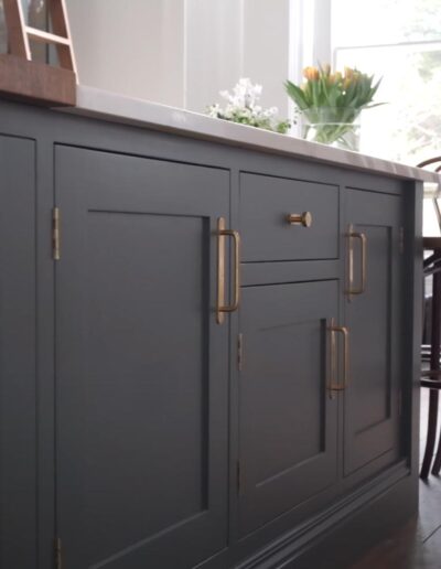 Grey island kitchen cabinet and bar stools idea